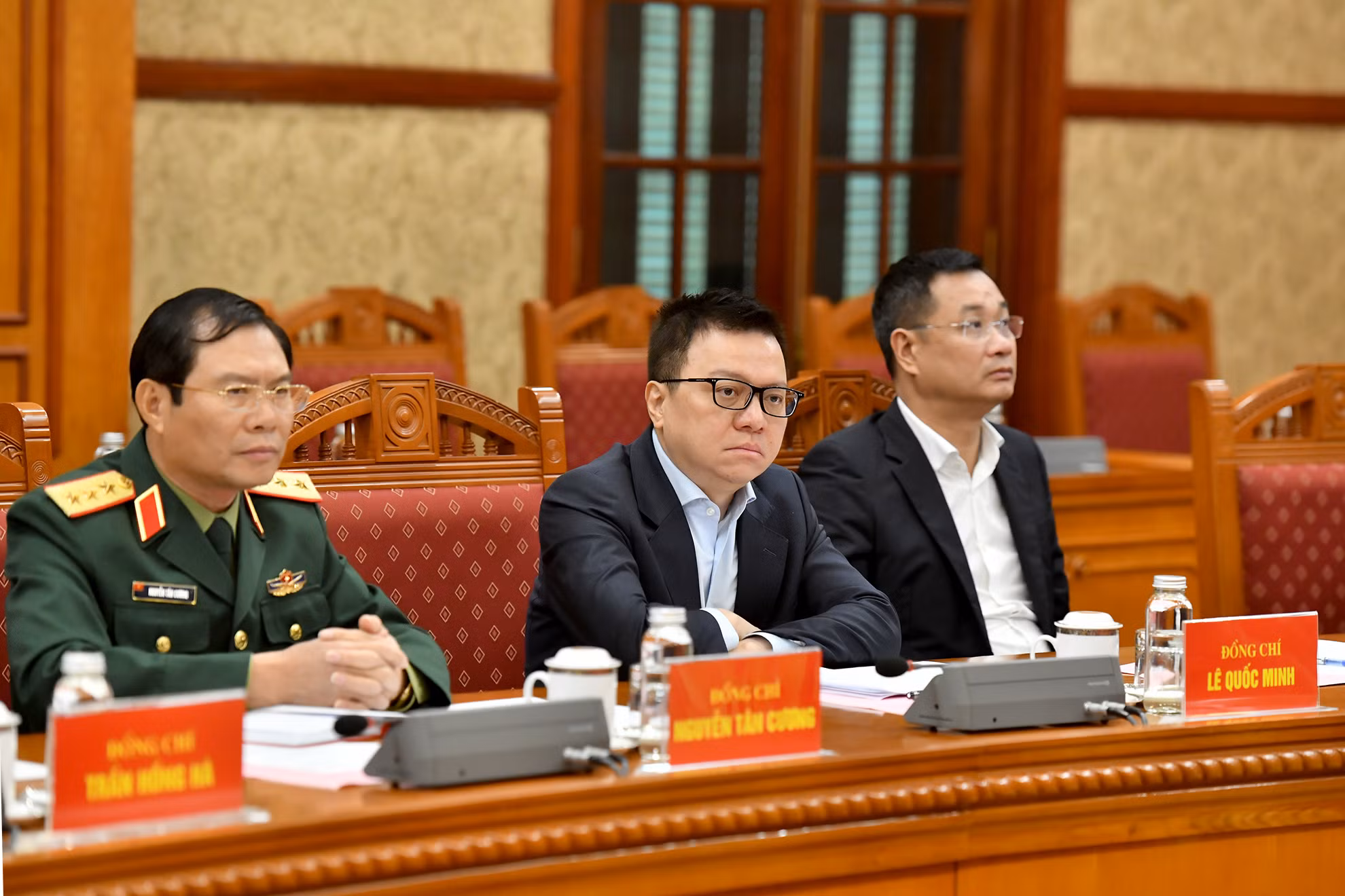 Đồng chí Lê Quốc Minh, Ủy viên Trung ương Đảng, Tổng Biên tập Báo Nhân Dân, Phó Trưởng Ban Tuyên giáo Trung ương, Chủ tịch Hội Nhà báo Việt Nam và các đại biểu tham dự phiên họp.