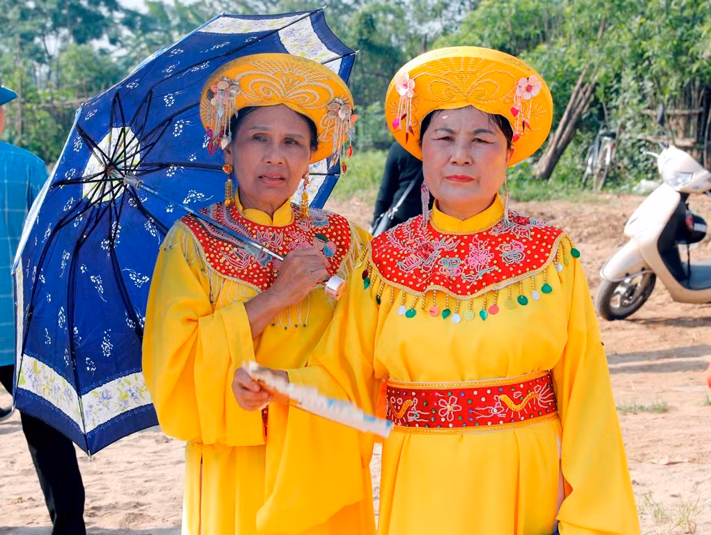 Người dân địa phương với sắc màu trang phục tham gia lễ hội. Người dân địa phương với sắc màu trang phục tham gia lễ hội.