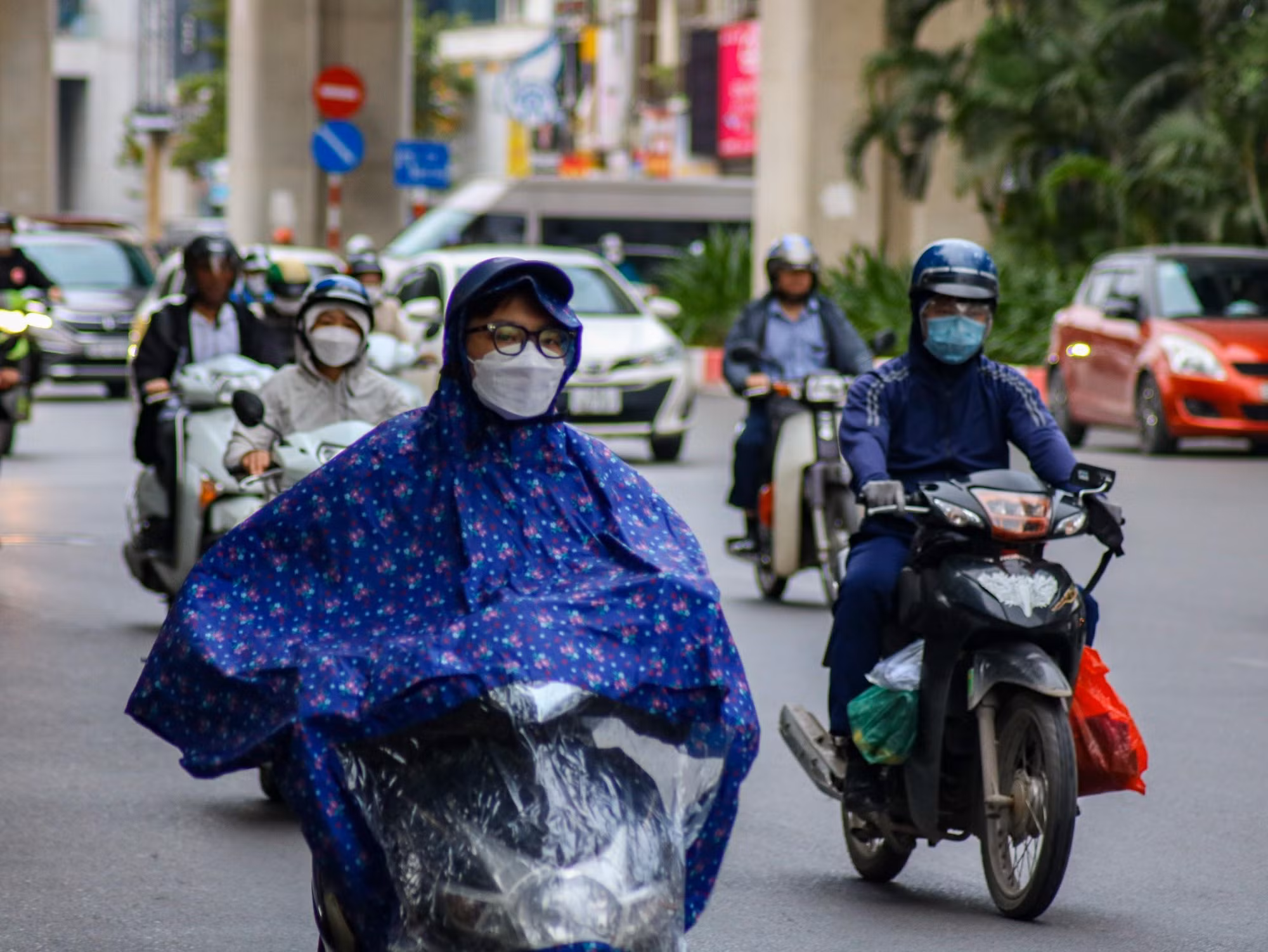 Một số nơi còn có những cơn mưa bất chợt, đúng vào lúc người dân đang trên đường di chuyển đến nơi làm việc. Một số nơi còn có những cơn mưa bất chợt, đúng vào lúc người dân đang trên đường di chuyển đến nơi làm việc.