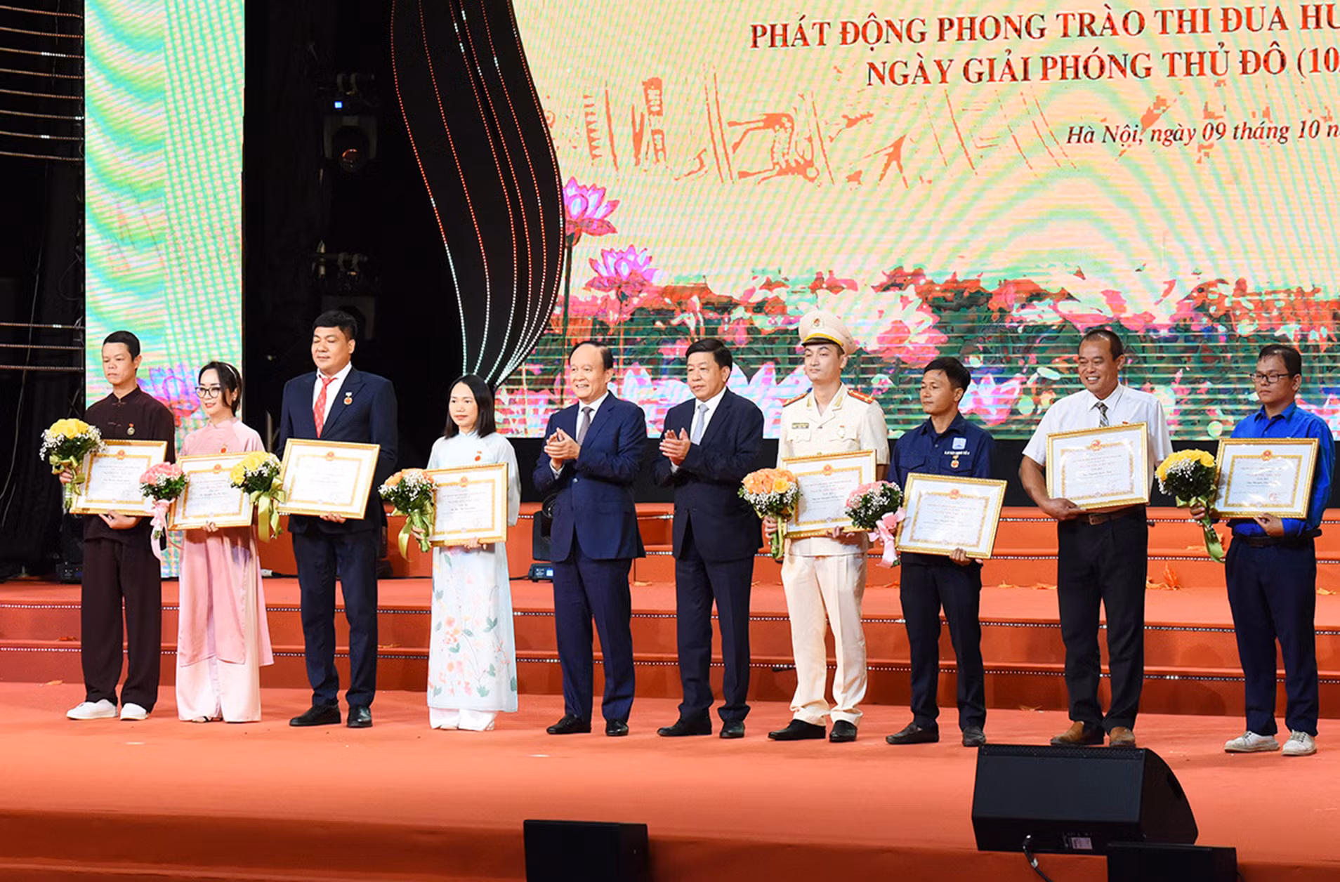 [Ảnh] Thủ tướng Phạm Minh Chính dự hội nghị vinh danh “Công dân Thủ đô ưu tú” năm 2023 ảnh 15
