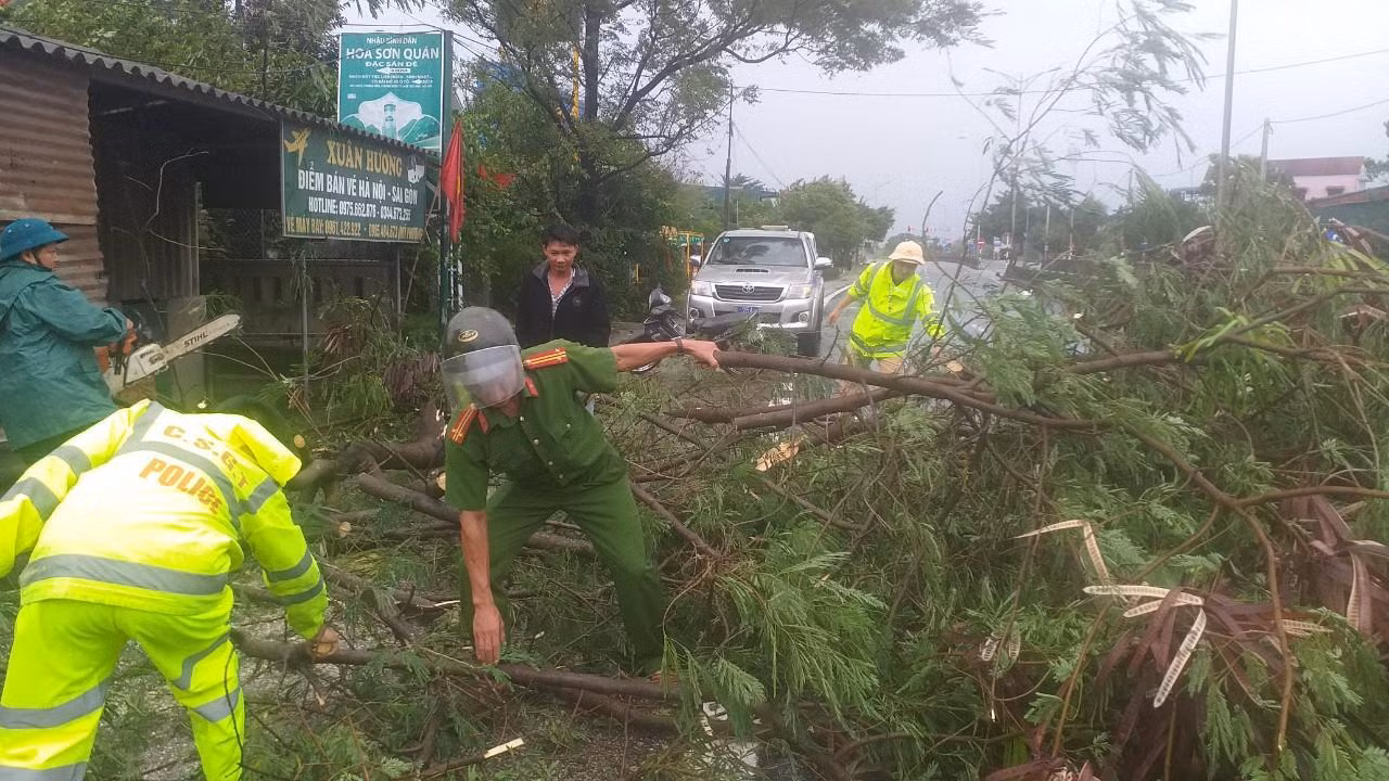 Công an xã Phong Hiền phối hợp các lực lượng xử lý cây gãy tại QL1A, đoạn qua Phong an, huyện Phong Điền. Công an xã Phong Hiền phối hợp các lực lượng xử lý cây gãy tại QL1A, đoạn qua Phong an, huyện Phong Điền.