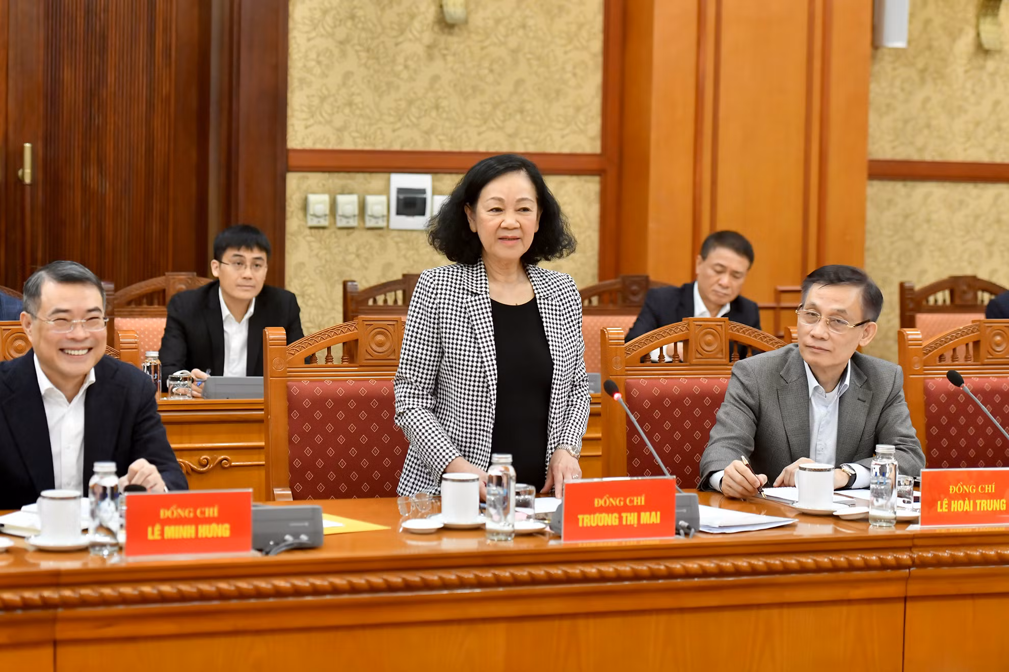 Đồng chí Trương Thị Mai, Ủy viên Bộ Chính trị, Thường trực Ban Bí thư, Trưởng Ban Tổ chức Trung ương, Trưởng Tiểu ban Tổ chức phục vụ Đại hội XIV của Đảng phát biểu kết luận phiên họp.