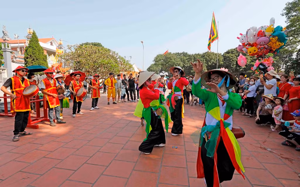 Múa “con đĩ đánh bồng” do những nam thanh niên đóng giả nữ được biểu diễn tại lễ hội thu hút đông đảo người xem. Múa “con đĩ đánh bồng” do những nam thanh niên đóng giả nữ được biểu diễn tại lễ hội thu hút đông đảo người xem.