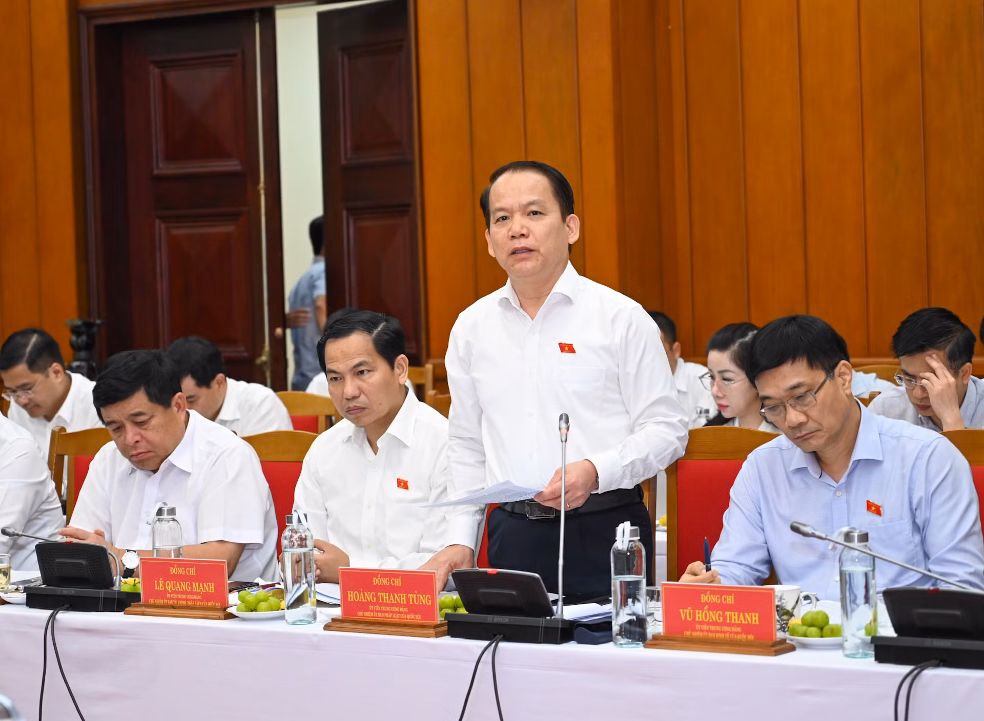 Chủ nhiệm Ủy ban Pháp luật Hoàng Thanh Tùng phát biểu tại buổi làm việc. Chủ nhiệm Ủy ban Pháp luật Hoàng Thanh Tùng phát biểu tại buổi làm việc.