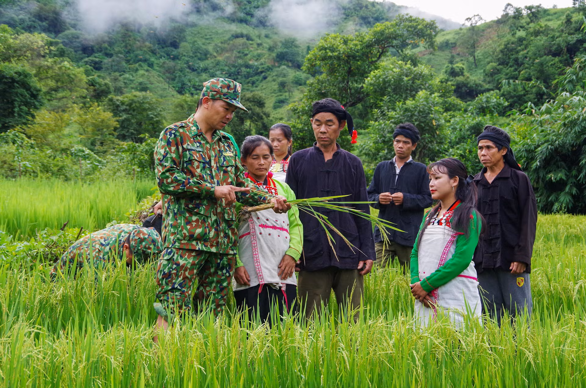 Bộ đội Biên phòng Lai Châu hướng dẫn đồng bào dân tộc Mảng ở xã Nậm Ban, huyện Nậm Nhùn trồng lúa nước. (Ảnh TRẦN VĂN)