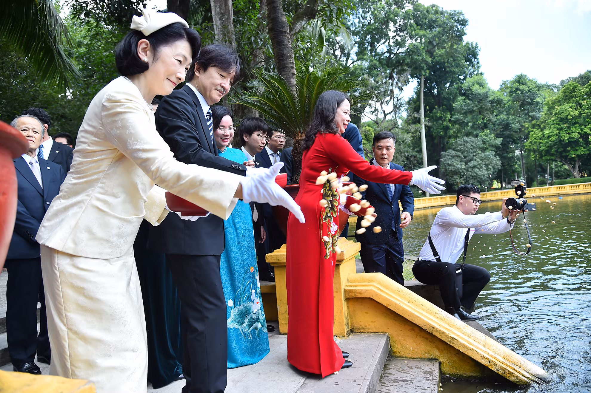 [Ảnh] Hoàng Thái tử Nhật Bản Akishino tham quan Khu di tích Chủ tịch Hồ Chí Minh ảnh 8