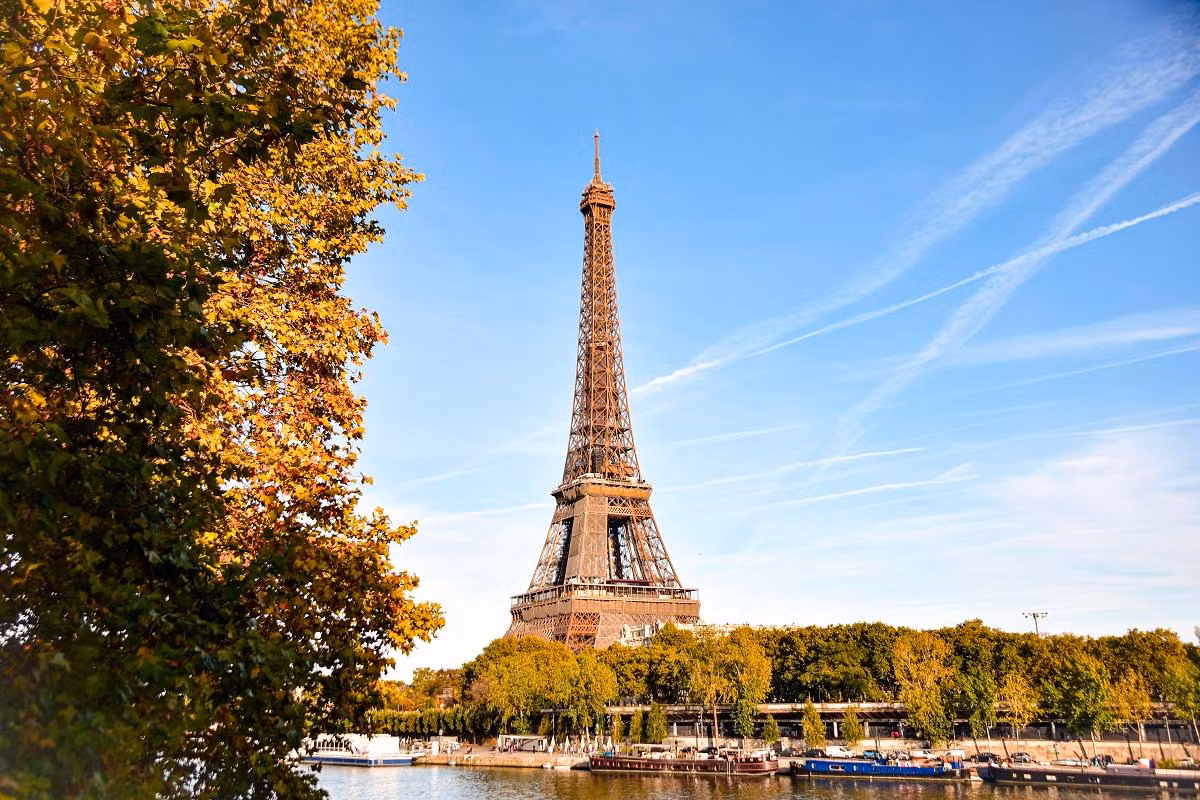 Thủ đô Paris của Pháp mang trong mình một vẻ đẹp kiêu sa, thơ mộng tại bất kỳ thời điểm nào trong năm. Thế nhưng, sắc thu rực rỡ của Paris trải dọc theo sông Seine êm đềm, trên những đại lộ sầm uất hoa lệ, trong những khu công viên rộn tiếng chim kêu,… cũng cuốn hút không kém. (Ảnh: MINH DUY) Thủ đô Paris của Pháp mang trong mình một vẻ đẹp kiêu sa, thơ mộng tại bất kỳ thời điểm nào trong năm. Thế nhưng, sắc thu rực rỡ của Paris trải dọc theo sông Seine êm đềm, trên những đại lộ sầm uất hoa lệ, trong những khu công viên rộn tiếng chim kêu,… cũng cuốn hút không kém. (Ảnh: MINH DUY)