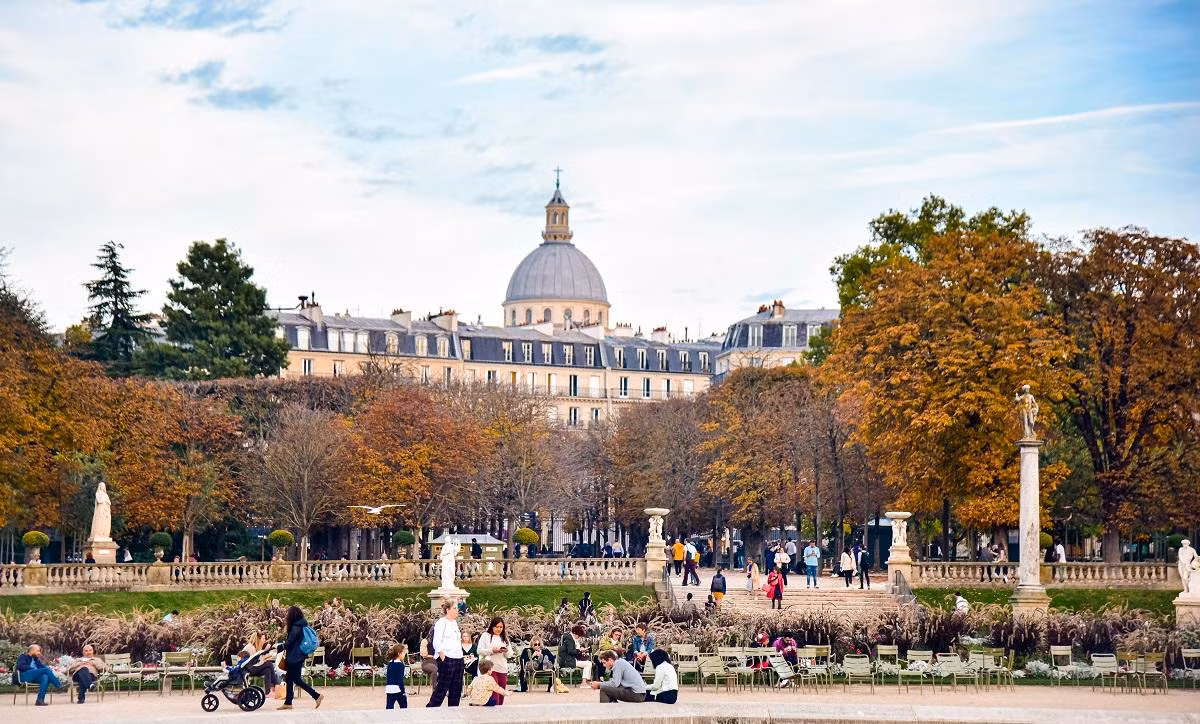 Để tận hưởng những sắc màu tuyệt đẹp của mùa thu của Paris, không có gì tuyệt vời hơn khi dạo bước trong công viên hay khu vui chơi công cộng của thành phố. (Ảnh: MINH DUY) Để tận hưởng những sắc màu tuyệt đẹp của mùa thu của Paris, không có gì tuyệt vời hơn khi dạo bước trong công viên hay khu vui chơi công cộng của thành phố. (Ảnh: MINH DUY)