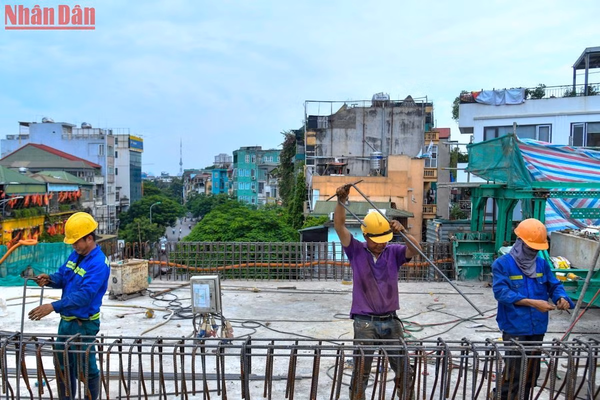 Hiện còn lại 2 gói thầu là phần đường trên cao và dưới thấp đoạn Chợ Mơ đến Ngã tư Vọng. Hiện còn lại 2 gói thầu là phần đường trên cao và dưới thấp đoạn Chợ Mơ đến Ngã tư Vọng.