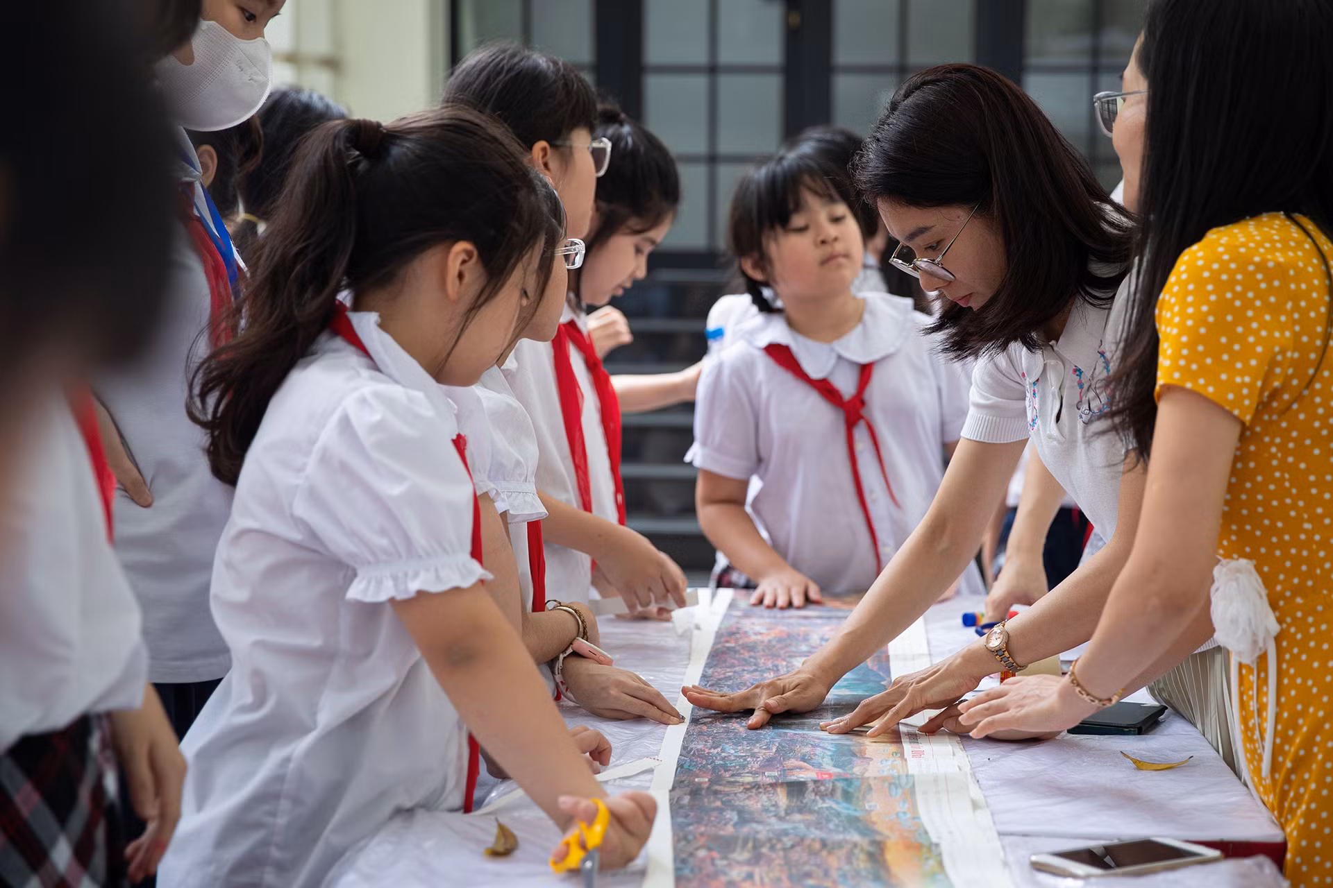 Bức tranh được nhóm học sinh cùng nhau thực hiện trong thời gian ngắn. Bức tranh được nhóm học sinh cùng nhau thực hiện trong thời gian ngắn.