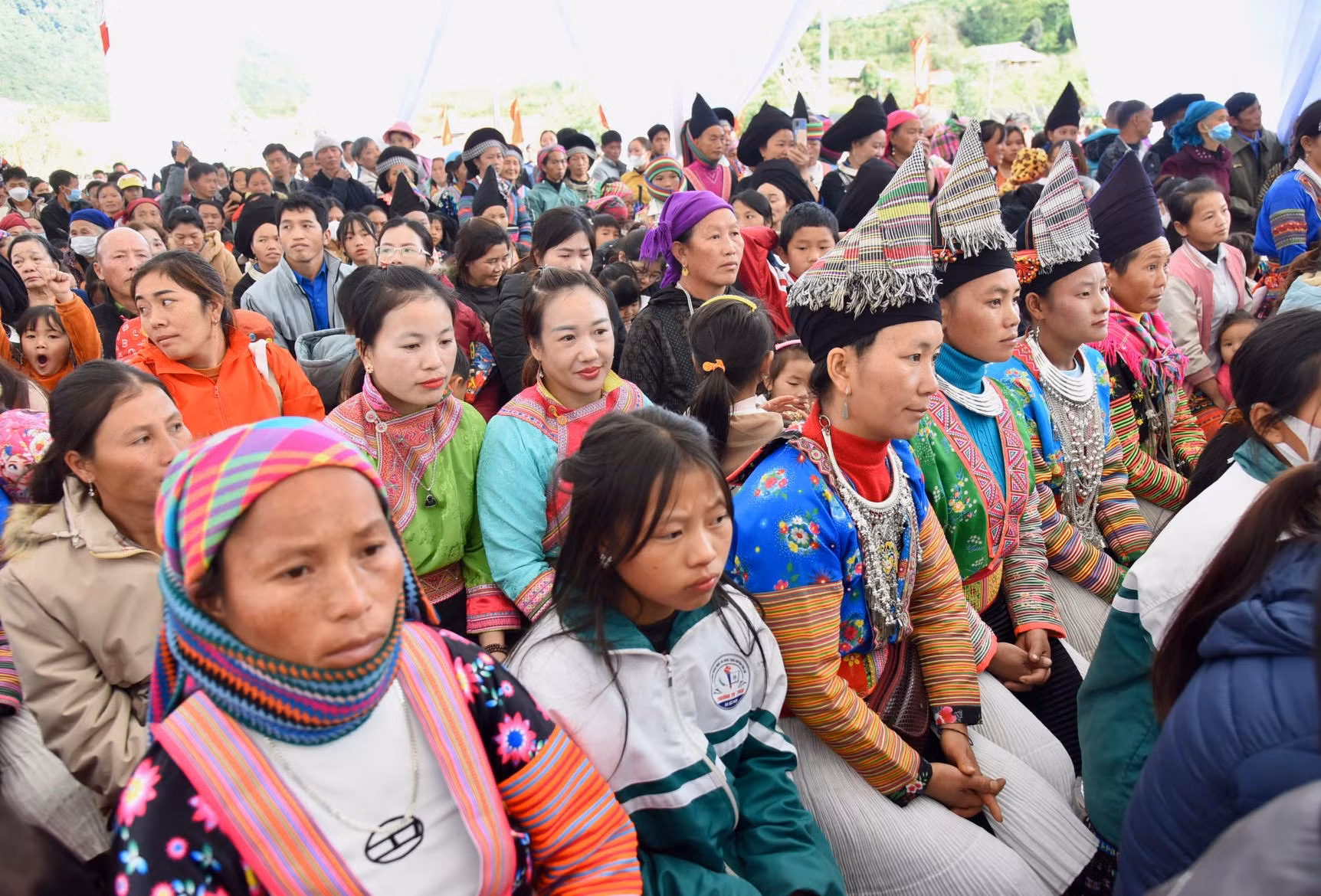 Đông đảo bà con nhân dân tham dự lễ hội.