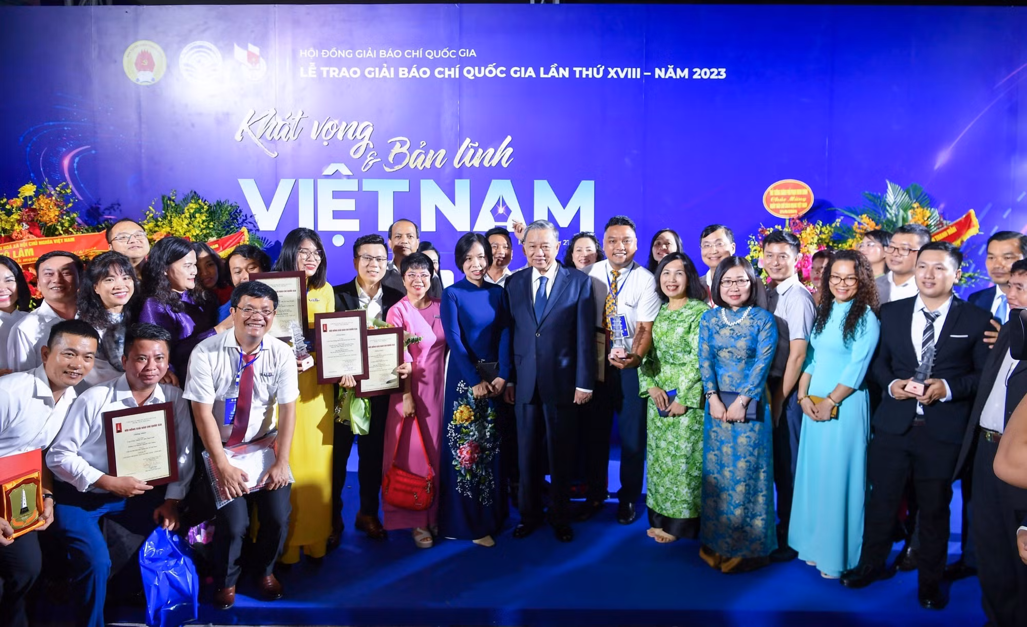 Chủ tịch nước Tô Lâm chụp ảnh cùng các đại biểu và các tác giả, nhóm tác giả đoạt giải.