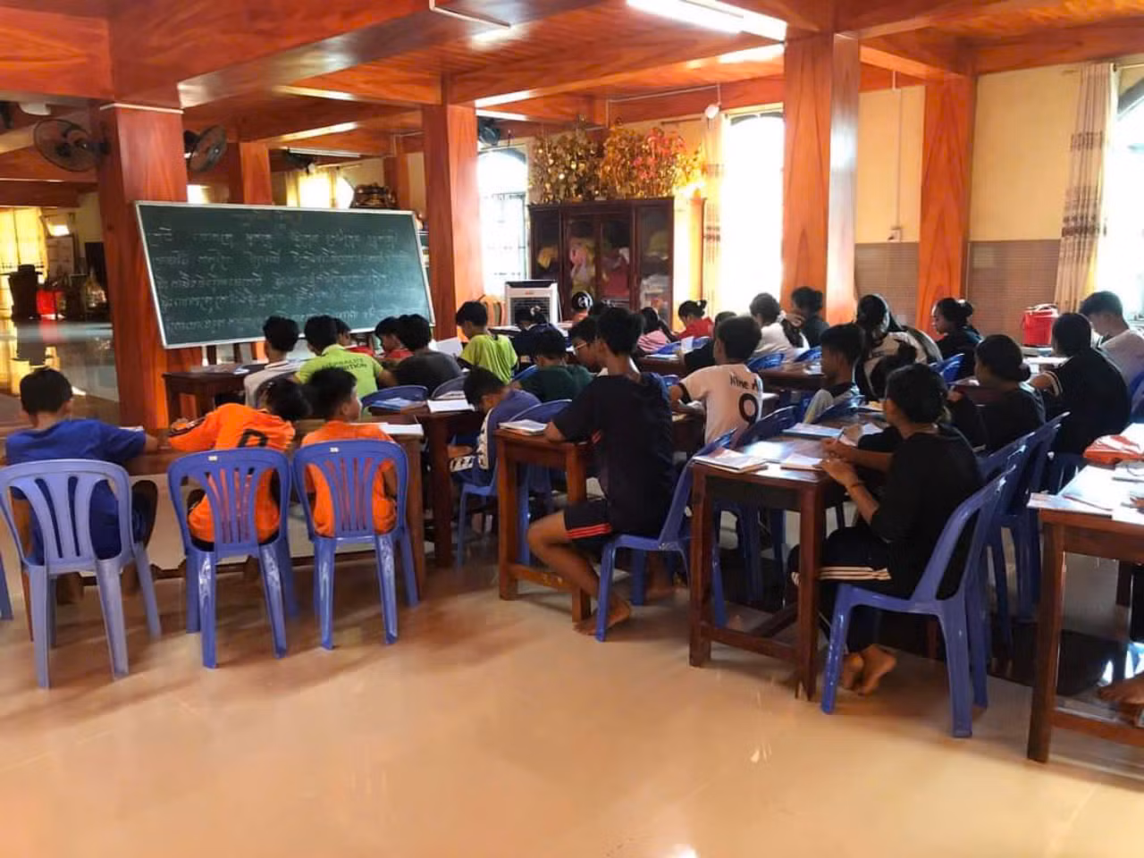 Lớp học tiếng Khmer do chùa Sà Lôn tổ chức. Lớp học tiếng Khmer do chùa Sà Lôn tổ chức.