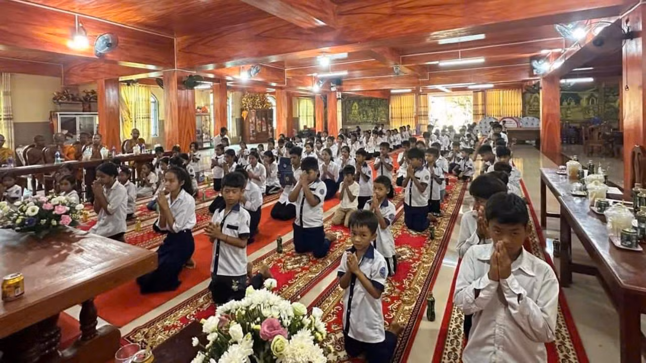 Các cháu học sinh ấp Sà Lôn trong ngày khai giảng lớp dạy tiếng Khmer.