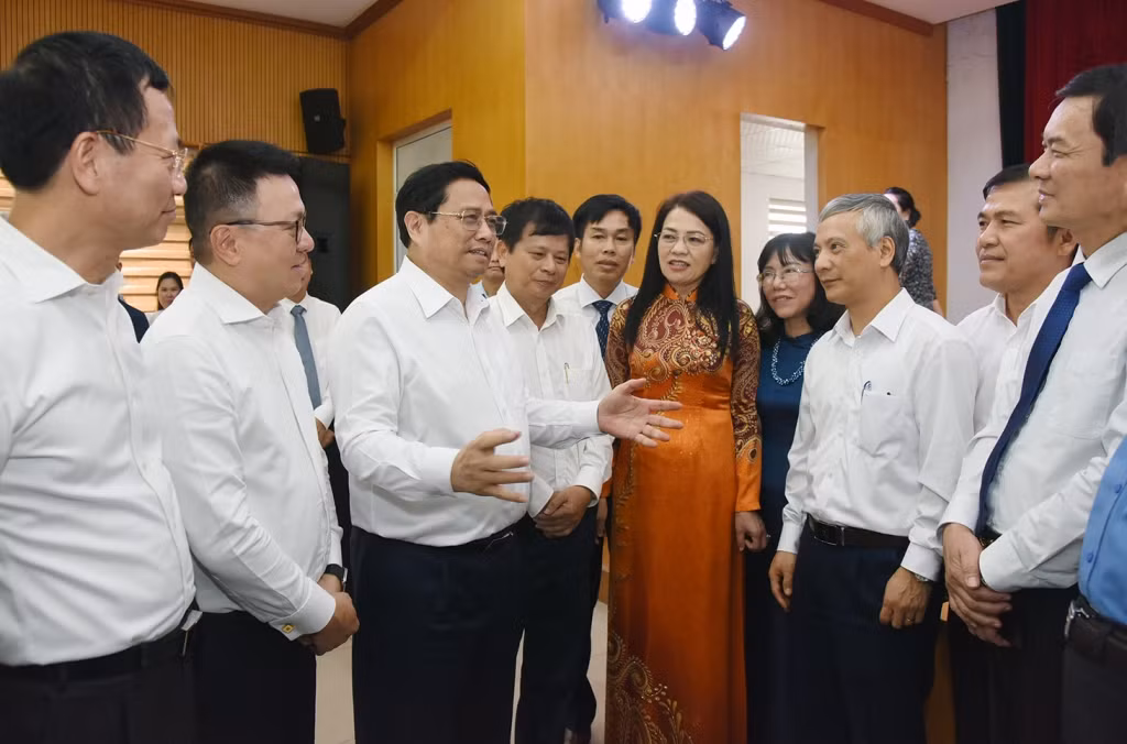 Thủ tướng Phạm Minh Chính trao đổi với các đại biểu trong giờ nghỉ giải lao.