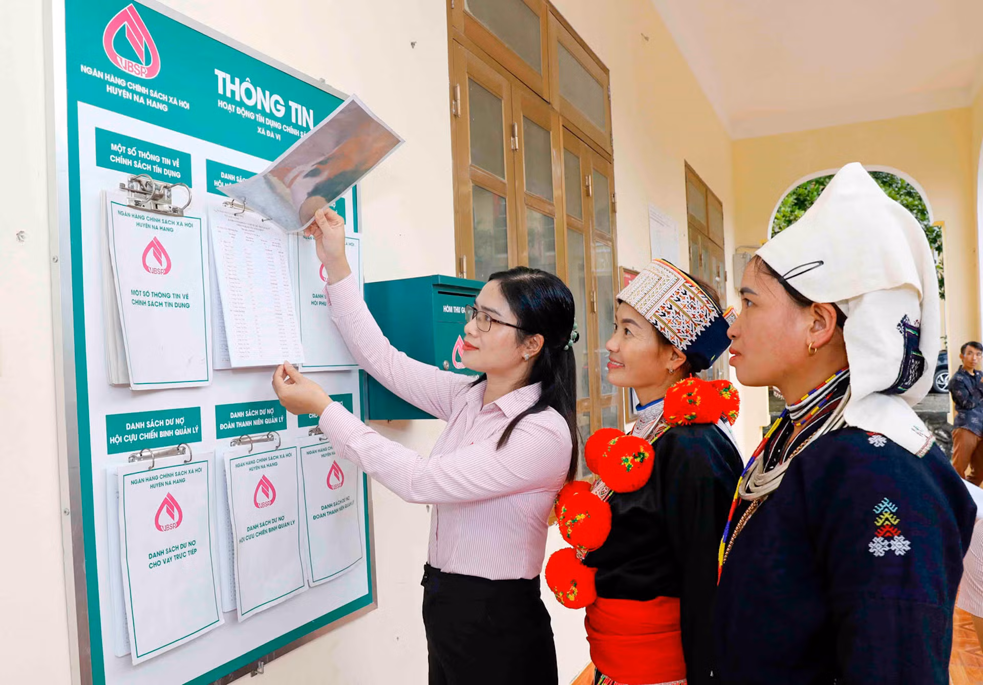 Đồng bào dân tộc thiểu số huyện Na Hang, tỉnh Tuyên Quang tra cứu thông tin các chương trình cho vay của Ngân hàng Chính sách xã hội. (Ảnh TRẦN VIỆT)