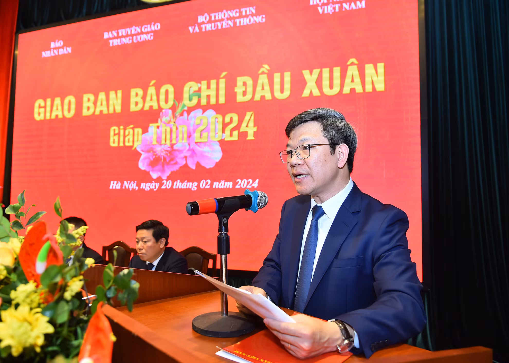 Đồng chí Tống Văn Thanh, Vụ trưởng Vụ Báo chí-Xuất bản, Ban Tuyên giáo Trung ương thay mặt các đơn vị tham mưu của Ban Tuyên giáo Trung ương, Bộ Thông tin và Truyền thông, Hội Nhà báo Việt Nam nhận xét nội dung thông tin báo chí Tết Giáp Thìn 2024.