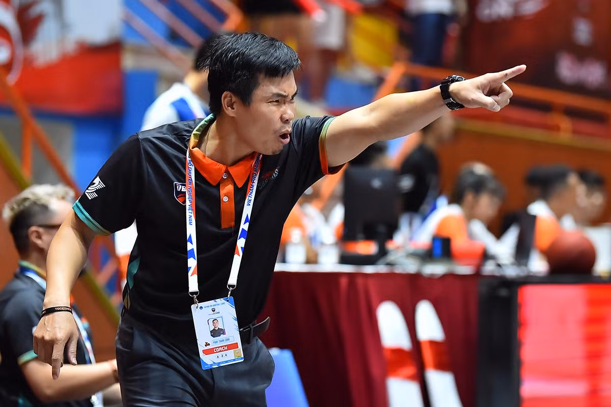 Huấn luyện viên Phan Thanh Cảnh theo sát, chỉ đạo các học trò trong từng pha bóng.