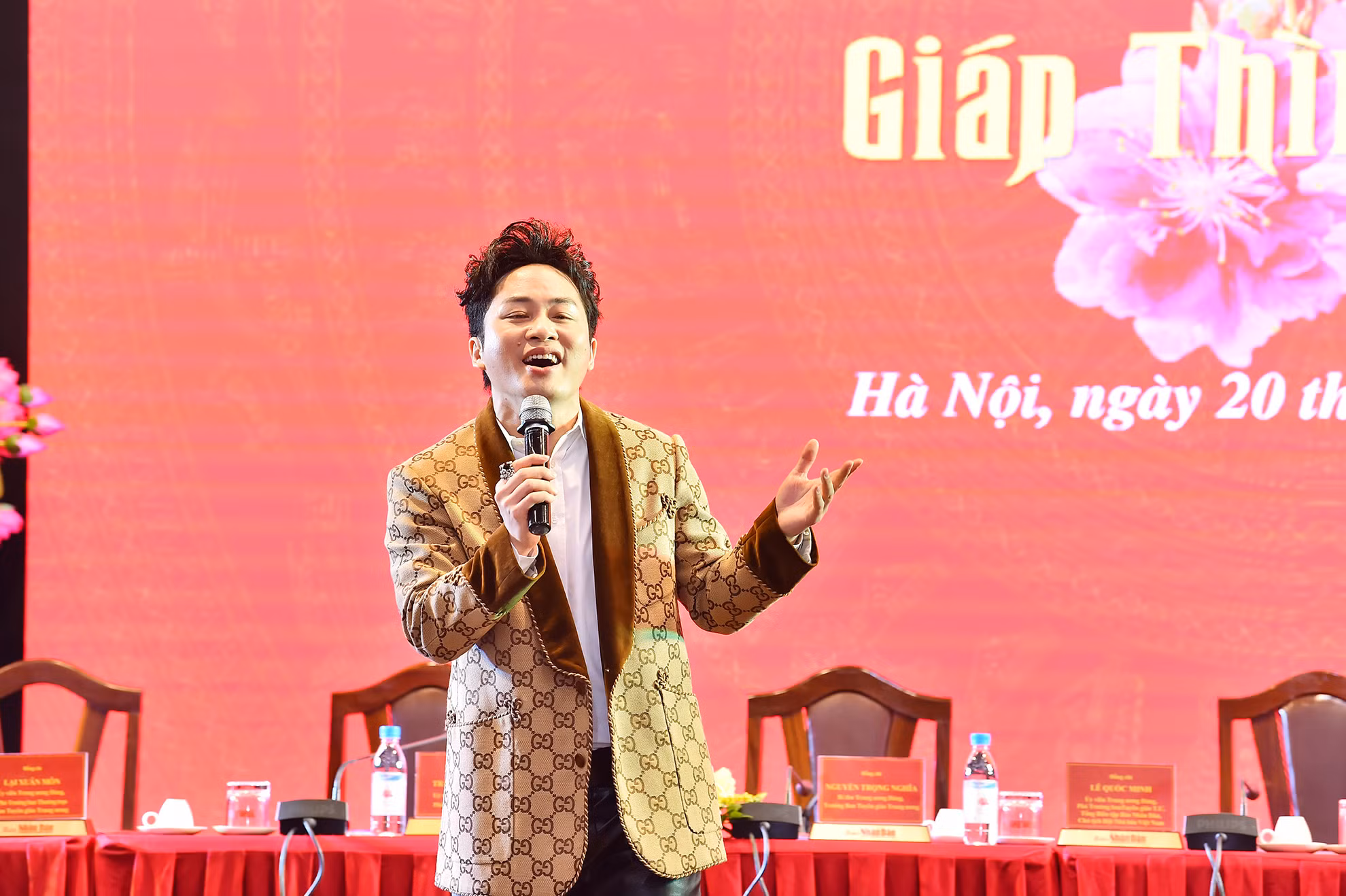 Tiết mục trình diễn nghệ thuật chào mừng Hội nghị Giao ban báo chí đầu Xuân Giáp Thìn 2024 của ca sĩ Tùng Dương.