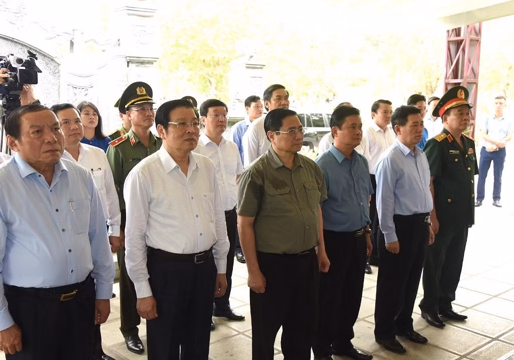 Thủ tướng Phạm Minh Chính và đoàn công tác đến dâng hương, hoa tưởng niệm tại Khu di tích Truông Bồn xã Mỹ Sơn, huyện Đô Lương.