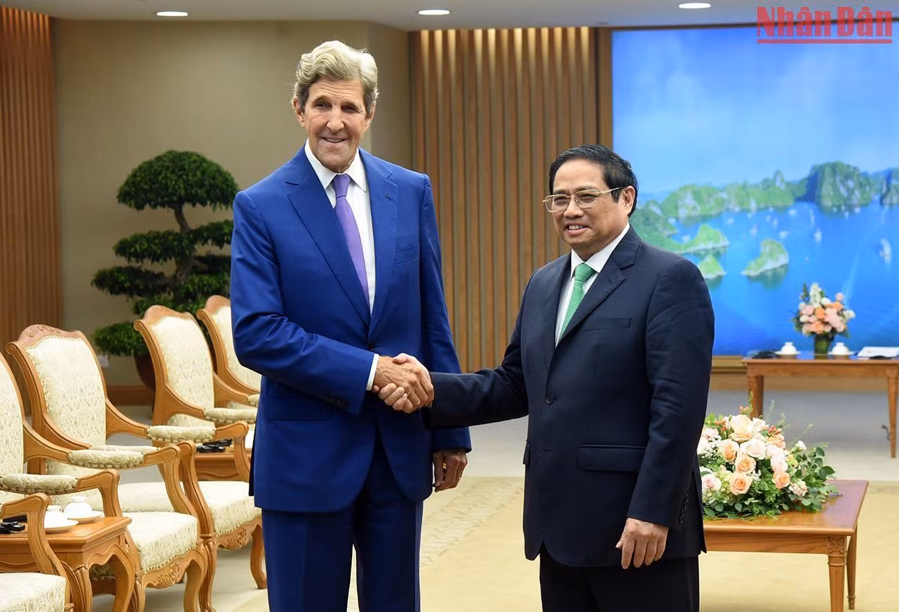 Thủ tướng Phạm Minh Chính đón ông John Kerry, Đặc phái viên của Tổng thống Mỹ về biến đổi khí hậu đang thăm và làm việc ở Việt Nam. Thủ tướng Phạm Minh Chính đón ông John Kerry, Đặc phái viên của Tổng thống Mỹ về biến đổi khí hậu đang thăm và làm việc ở Việt Nam.