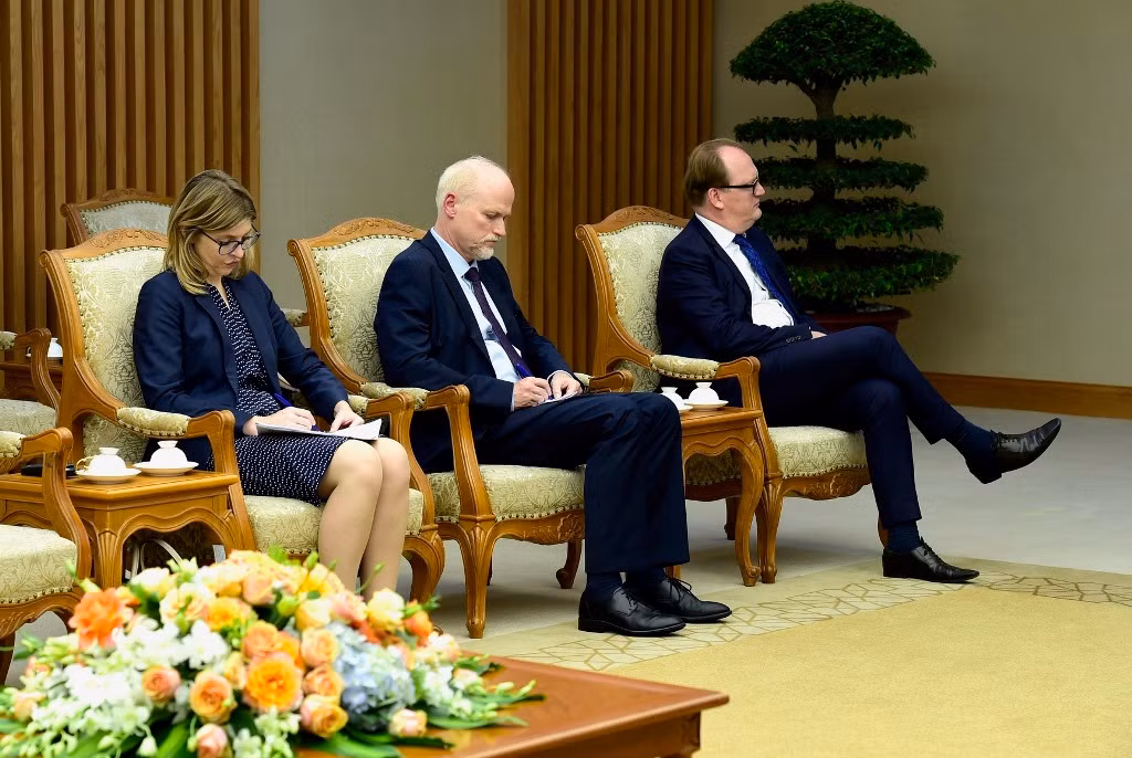 Các thành viên đi cùng đoàn với ông Mathias Cormann tham dự buổi tiếp.