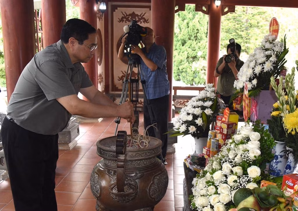 Thủ tướng Phạm Minh Chính dâng hương, hoa tưởng niệm tại Khu di tích Truông Bồn.