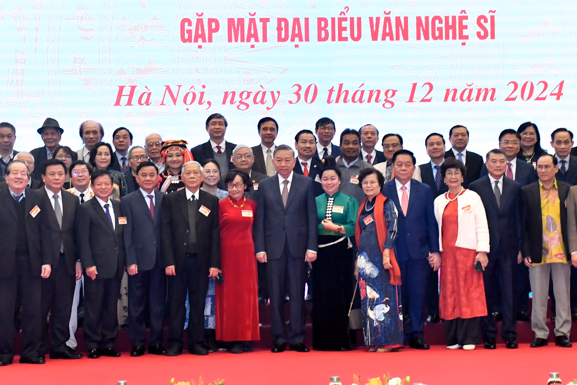 Tổng Bí thư Tô Lâm và các đồng chí lãnh đạo Đảng, Nhà nước và các đại biểu tại hội nghị gặp mặt đại biểu văn nghệ sĩ.