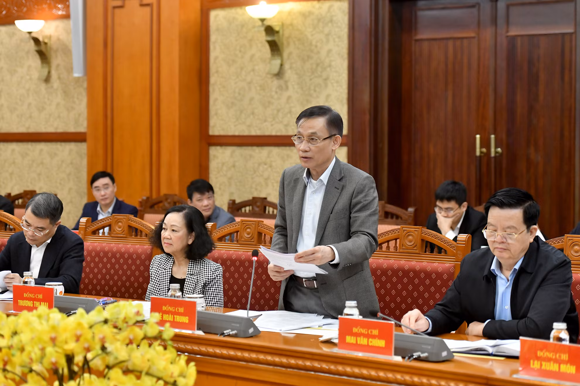 Đồng chí Lê Hoài Trung, Bí thư Trung ương Đảng, Trưởng Ban Đối ngoại Trung ương phát biểu ý kiến tại phiên họp.