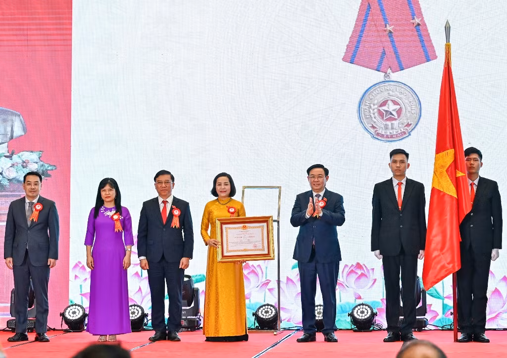 Chủ tịch Quốc hội Vương Đình Huệ trao Huân chương Lao động hạng Nhì cho Ban Công tác đại biểu.