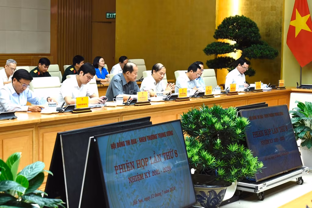 Các thành viên Hội đồng Thi đua-Khen thưởng Trung ương tham dự Phiên họp lần thứ 8 của Hội đồng.