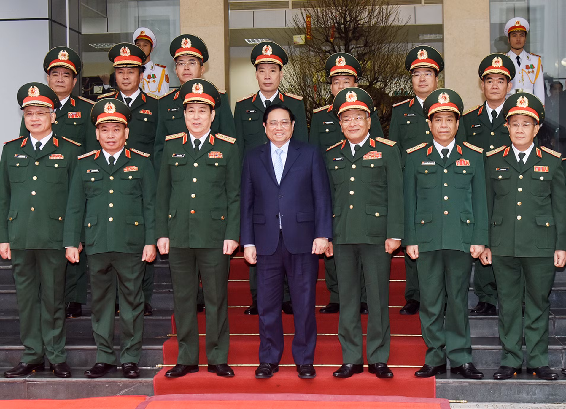 Thủ tướng chụp ảnh lưu niệm khi thăm, chúc Tết, kiểm tra công tác sẵn sàng chiến đấu Tổng cục II.