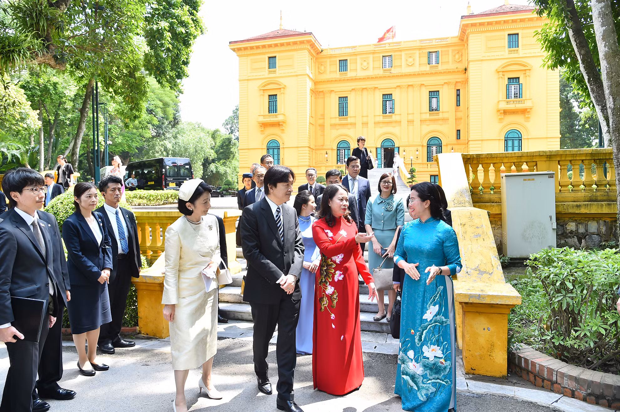 [Ảnh] Hoàng Thái tử Nhật Bản Akishino tham quan Khu di tích Chủ tịch Hồ Chí Minh ảnh 2