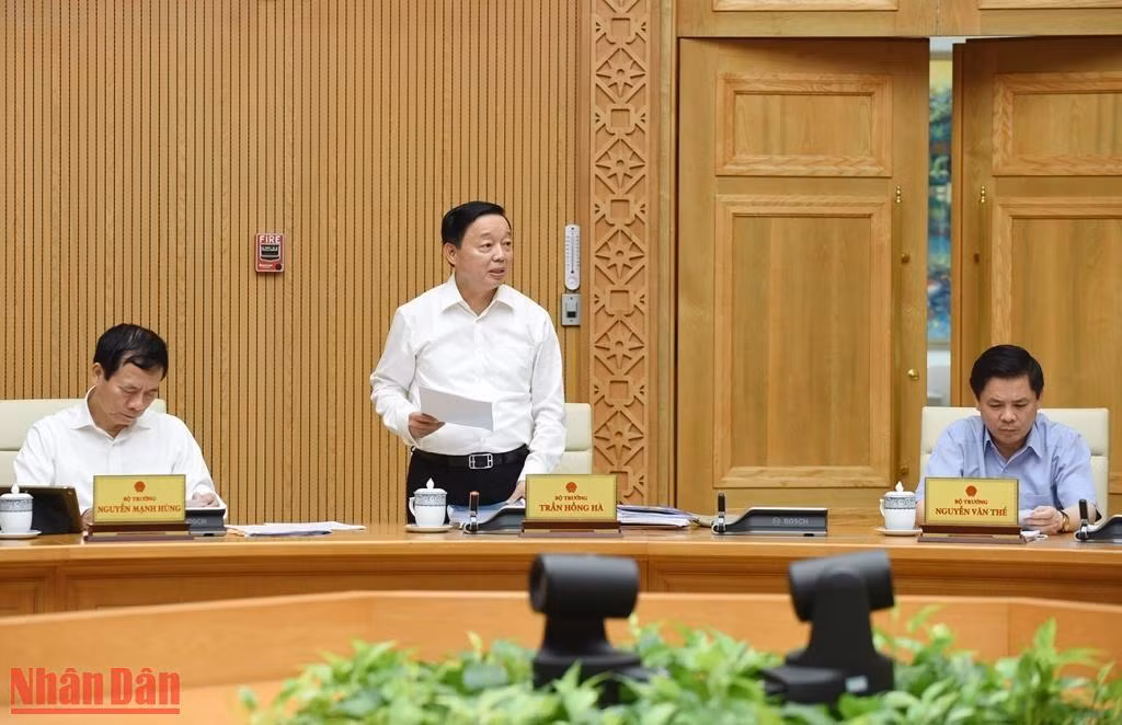 Bộ trưởng Tài nguyên và Môi trường Trần Hồng Hà báo cáo xây dựng dự án Luật Đất đai (sửa đổi). Bộ trưởng Tài nguyên và Môi trường Trần Hồng Hà báo cáo xây dựng dự án Luật Đất đai (sửa đổi).