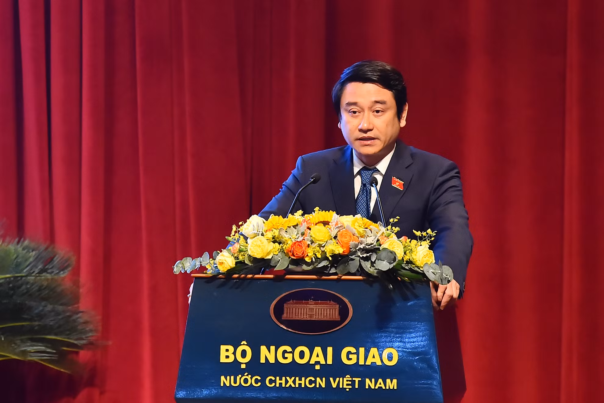 Phó Chủ nhiệm Ủy ban Đối ngoại của Quốc hội Lê Anh Tuấn trình bày tham luận tại phiên họp.