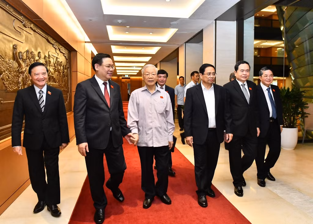 Tổng Bí thư Nguyễn Phú Trọng, Thủ tướng Phạm Minh Chính, Chủ tịch Quốc hội vương Đình Huệ cùng các Phó Chủ tịch Quốc hội và lãnh đạo Quốc hội tới dự phiên chất vấn và trả lời chất vấn.