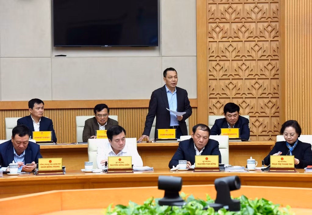 Chủ tịch Hội đồng thành viên Tập đoàn Điện lực Việt Nam (EVN) Đặng Hoàng An phát biểu tại phiên họp.