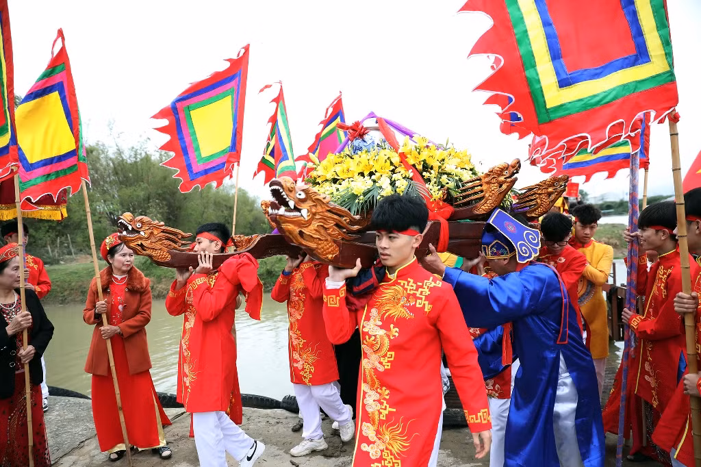 Các trai tráng mạnh khỏe, có tư cách tốt trong làng được chọn khênh kiệu rước nước.