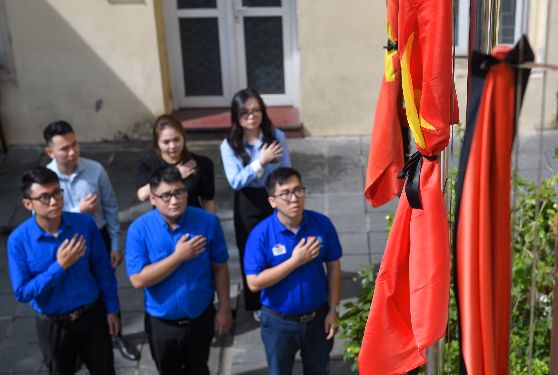 Cán bộ, đoàn viên của cơ quan Thành đoàn Hà Nội đứng trước cờ tưởng nhớ Tổng Bí thư Nguyễn Phú Trọng. Cán bộ, đoàn viên của cơ quan Thành đoàn Hà Nội đứng trước cờ tưởng nhớ Tổng Bí thư Nguyễn Phú Trọng.