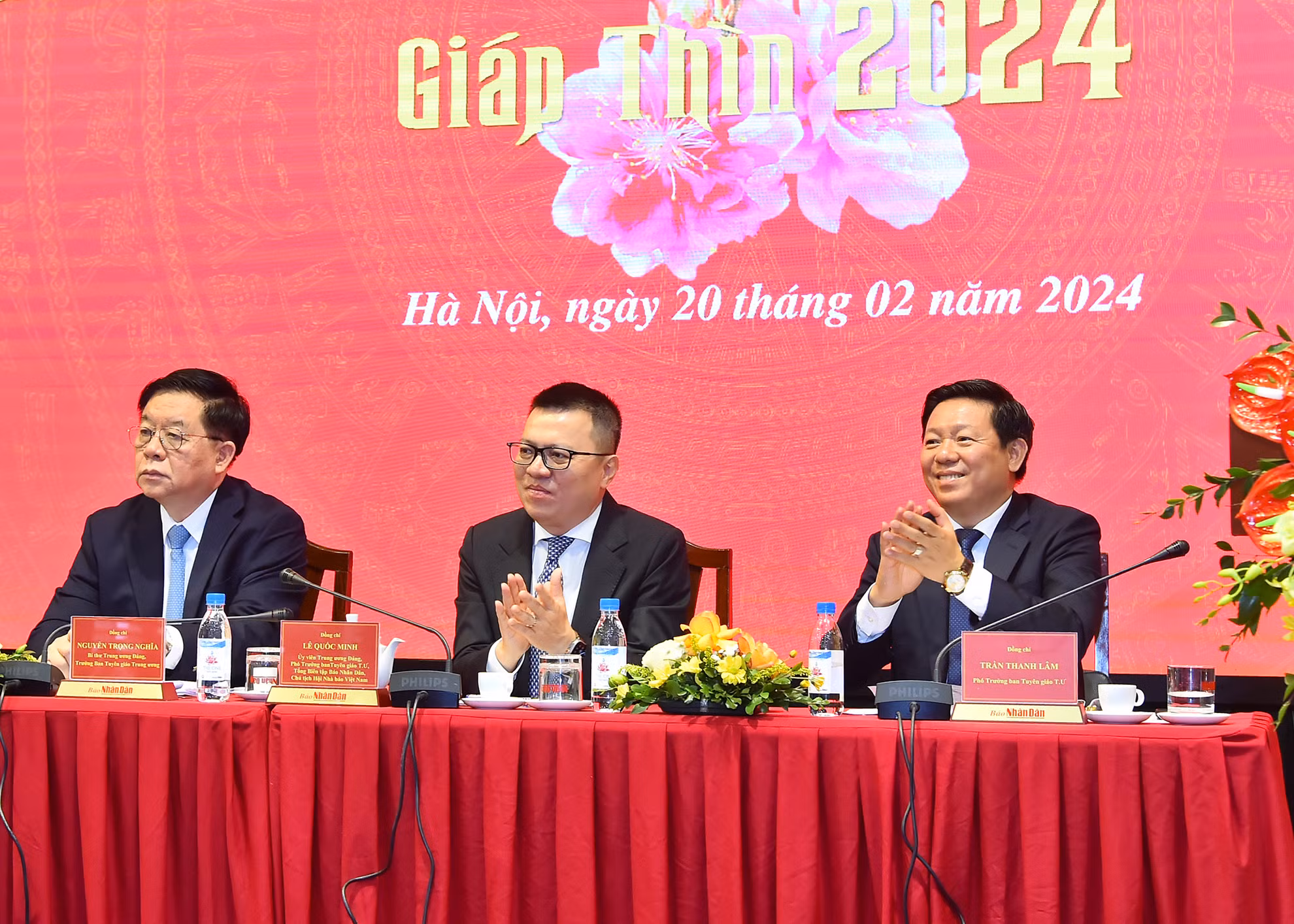 Đồng chí Nguyễn Trọng Nghĩa, Bí thư Trung ương Đảng, Trưởng Ban Tuyên giáo Trung ương cùng các đồng chí lãnh đạo Ban Tuyên giáo Trung ương, Báo Nhân Dân và Hội Nhà báo Việt Nam tại Hội nghị Giao ban báo chí đầu Xuân Giáp Thìn 2024.