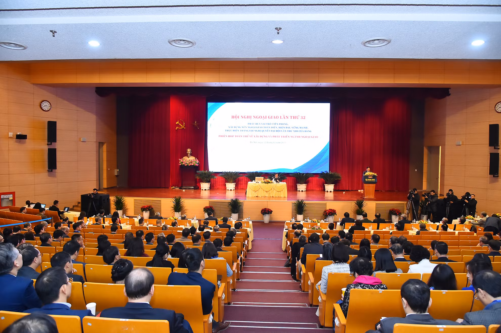 Quang cảnh Phiên họp toàn thể về xây dựng và phát triển ngành ngoại giao sáng 22/12.