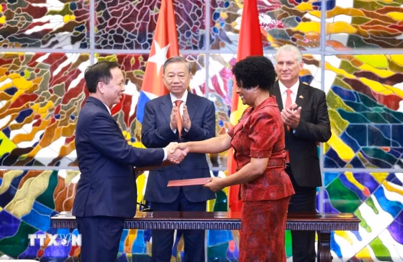 Tổng Bí thư, Chủ tịch nước Tô Lâm và Bí thư thứ nhất Đảng Cộng sản Cuba, Chủ tịch Cuba Miguel Diaz Canel Bermudez chứng kiến Lễ ký kết văn kiện hợp tác giữa Ngân hàng Nhà nước Việt Nam với Ngân hàng Trung ương Cuba. Ảnh: TTXVN