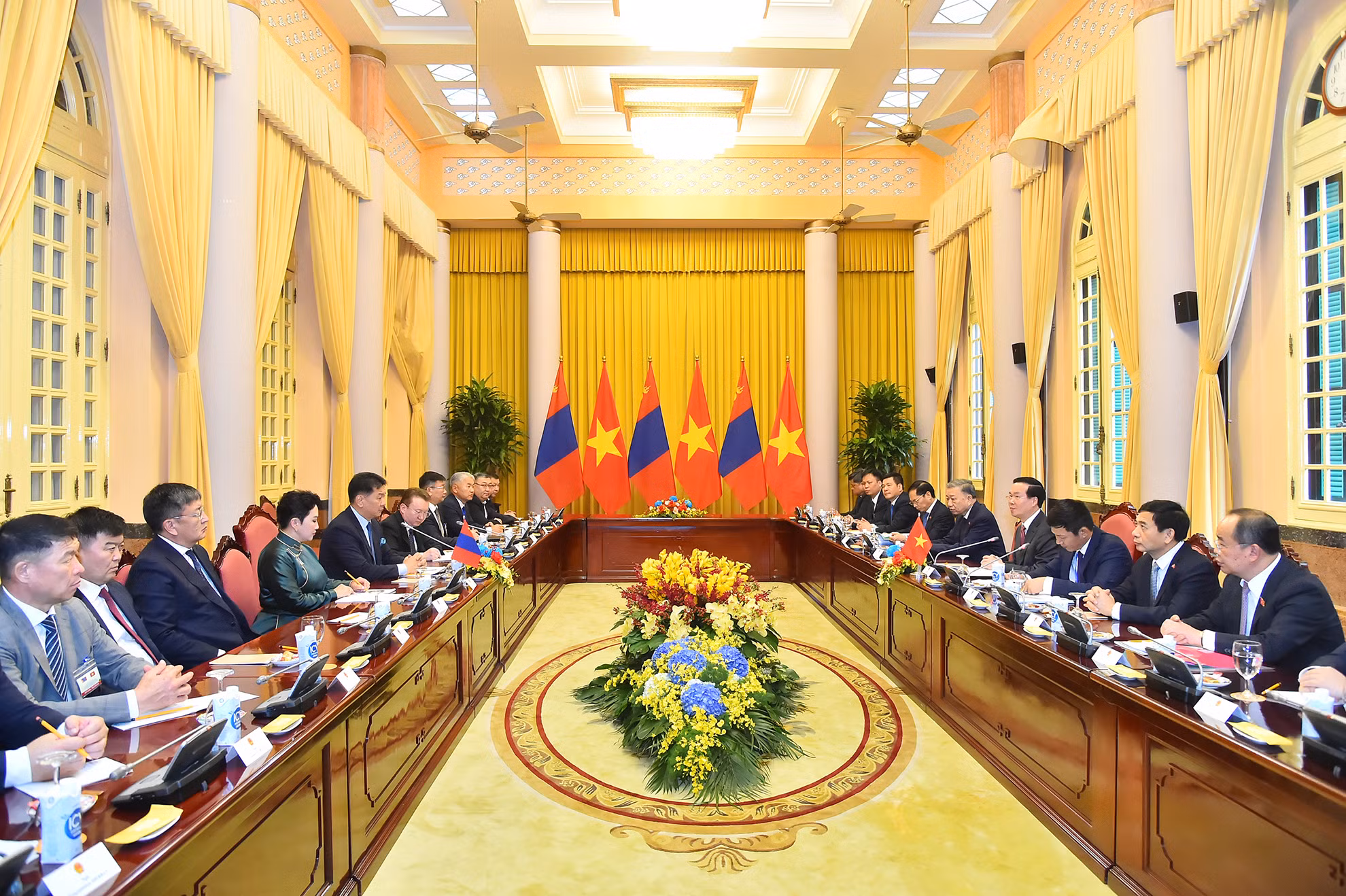 Quang cảnh buổi hội đàm giữa Chủ tịch nước Võ Văn Thưởng và Tổng thống Mông Cổ Ukhnaagiin Khurelsukh tại Phủ Chủ tịch, chiều 1/11.