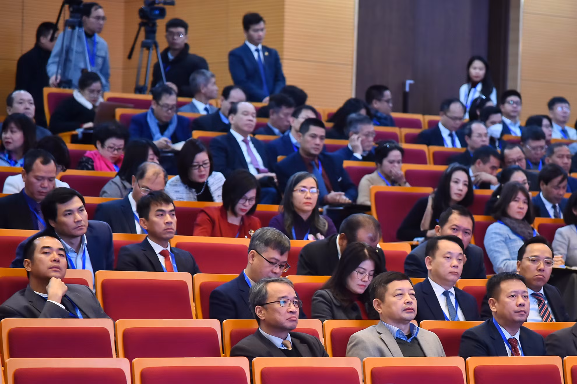 Các đại biểu là các đại sứ, trưởng các cơ quan đại diện Việt Nam ở nước ngoài cùng lãnh đạo các cơ quan chủ chốt thuộc Bộ Ngoại giao tham dự phiên họp.