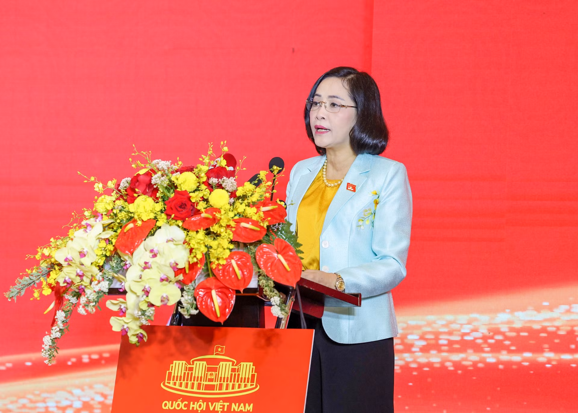Trưởng Ban Công tác đại biểu Nguyễn Thị Thanh trình bày tóm tắt Báo cáo tổng kết tình hình tổ chức và hoạt động của Hội đồng nhân dân các tỉnh, thành phố trực thuộc Trung ương năm 2023 và phương hướng, nhiệm vụ công tác năm 2024.