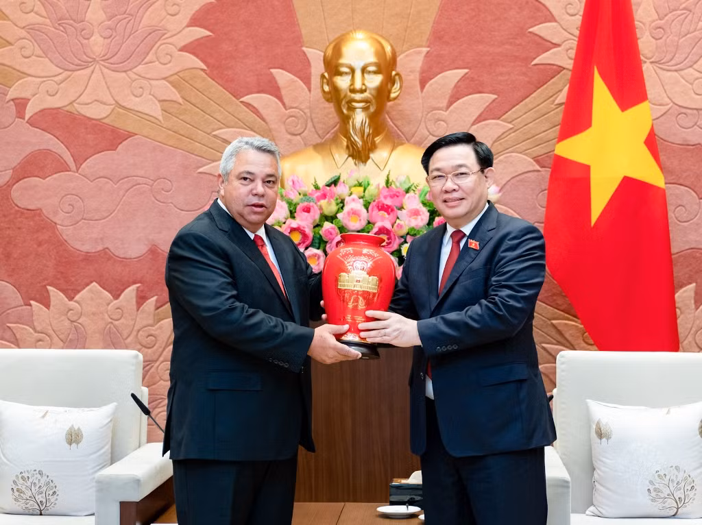 Chủ tịch Quốc hội Vương Đình Huệ trao quà lưu niệm cho Tổng Thư ký Trung tâm Những người lao động Cuba Ulises Guilarte De Nacimiento.