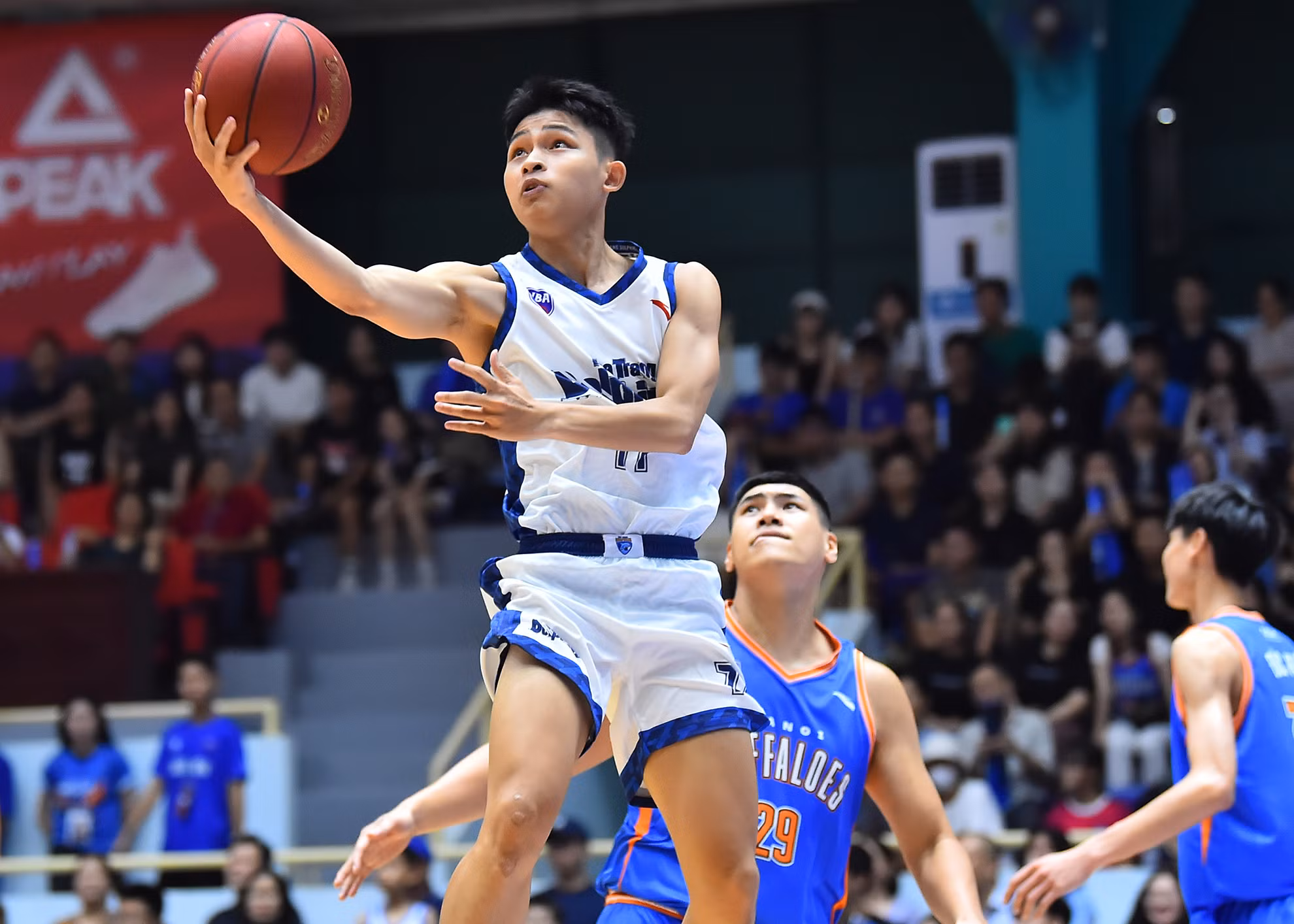 Với việc khai thác vào điểm yếu trong khâu phòng ngự dưới rổ của Hanoi Buffaloes, các cầu thủ đội khách liên tiếp có những tình huống ghi điểm dễ dàng để gia tăng khoảng cách điểm trước đội bóng Thủ đô.