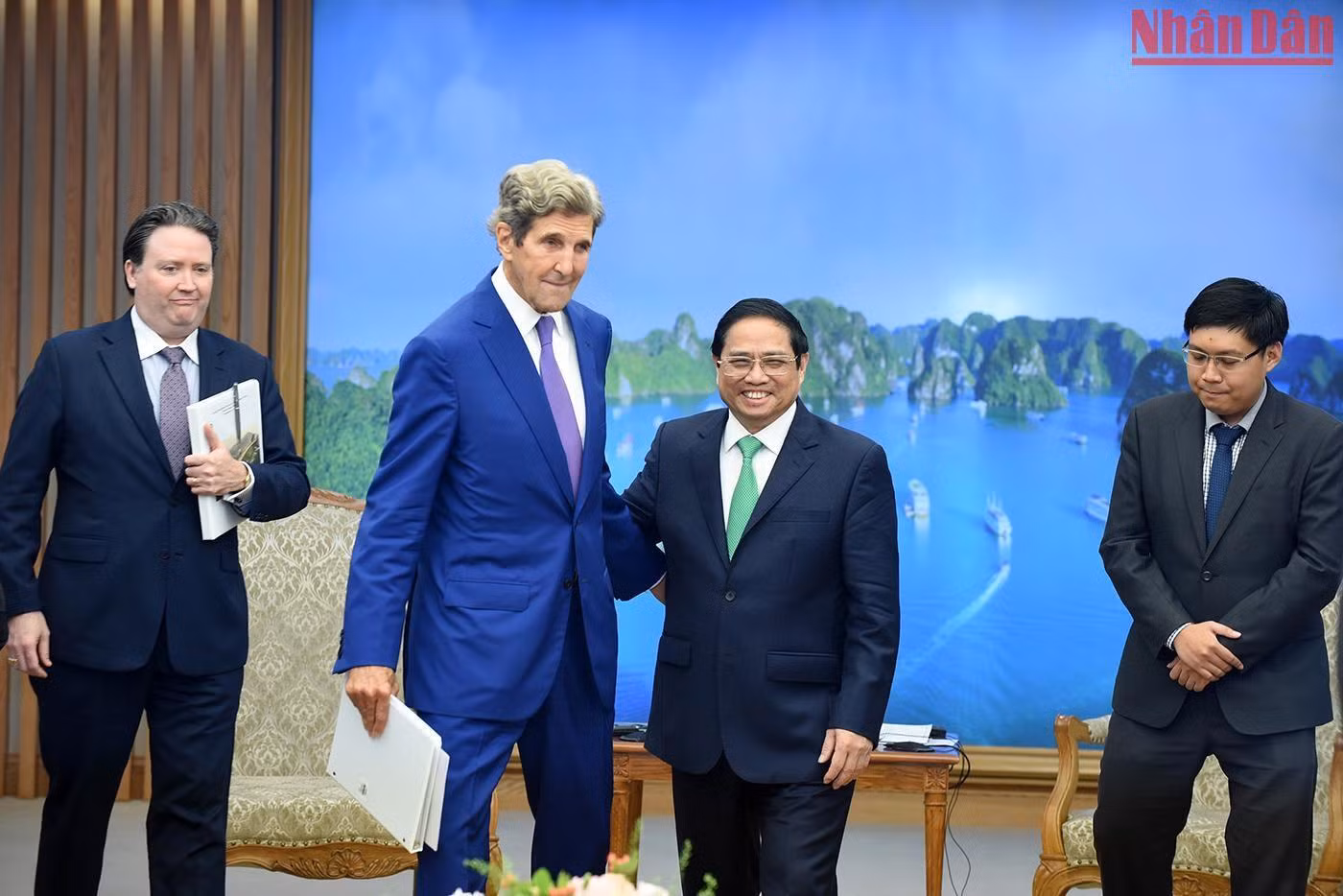 Thủ tướng mong muốn ông Kerry với tư cách là người bạn lâu năm của Việt Nam tiếp tục ủng hộ, hỗ trợ tăng cường khả năng chống chịu cho các cộng đồng dễ bị tổn thương tại đồng bằng sông Cửu Long. Thủ tướng mong muốn ông Kerry với tư cách là người bạn lâu năm của Việt Nam tiếp tục ủng hộ, hỗ trợ tăng cường khả năng chống chịu cho các cộng đồng dễ bị tổn thương tại đồng bằng sông Cửu Long.