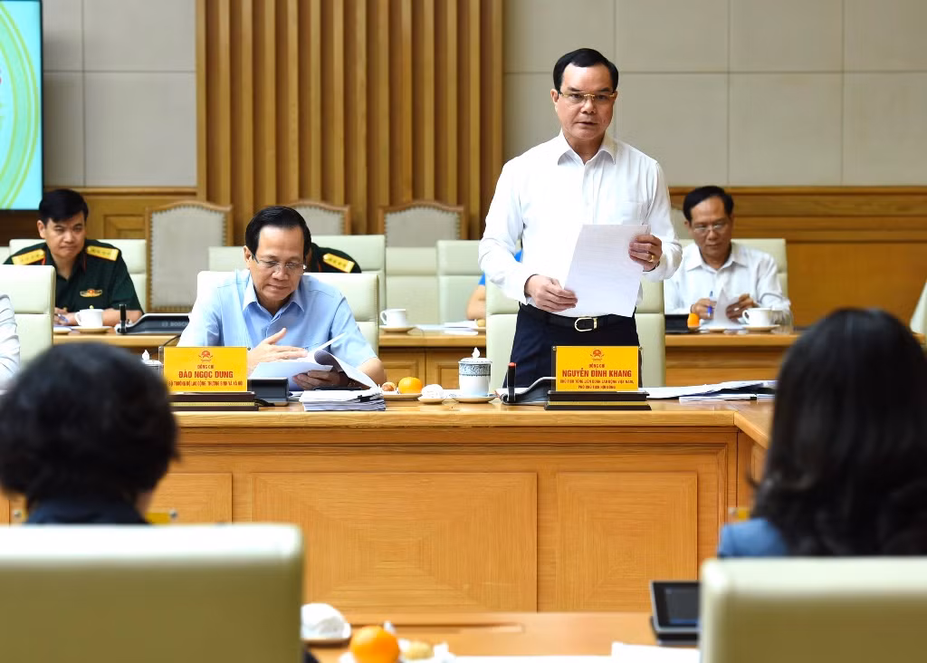 Chủ tịch Tổng Liên đoàn Lao động Việt Nam Nguyễn Đình Khang phát biểu tại phiên họp.