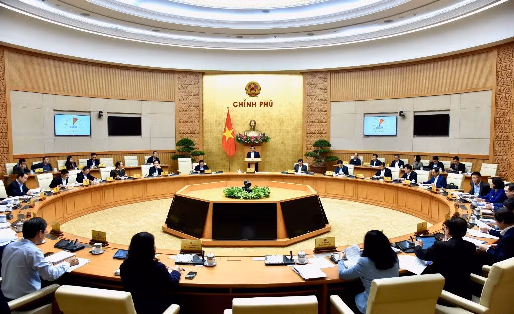Theo chương trình, phiên họp tập trung thảo luận về: tình hình kinh tế-xã hội tháng 11 và 11 tháng năm 2023, tình hình triển khai chương trình phục hồi và phát triển kinh tế-xã hội, tình hình phân bổ, giải ngân vốn đầu tư công, tình hình triển khai 3 chương trình mục tiêu quốc gia, nhiệm vụ, giải pháp trọng tâm trong tháng cuối năm 2023, dự thảo nghị quyết của Chính phủ về những nhiệm vụ, giải pháp chủ yếu thực hiện kế hoạch phát triển kinh tế-xã hội và dự toán ngân sách Nhà nước năm 2024.